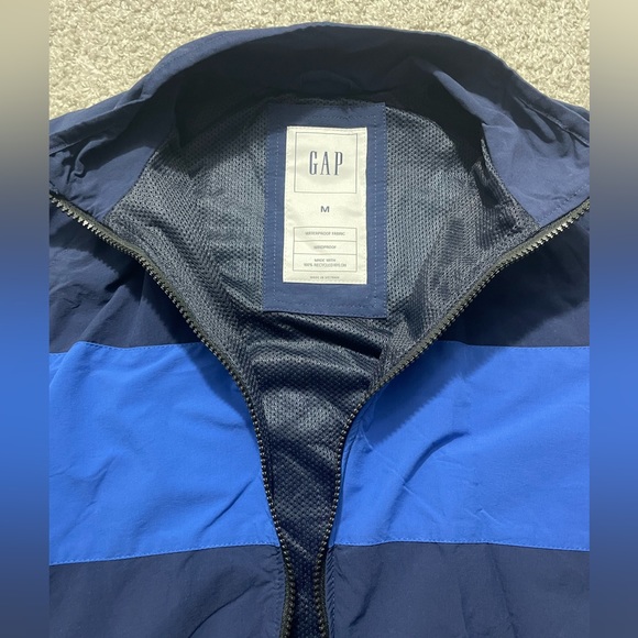 GAP Men’s Windbreaker. Size Medium. Color: Blue/Navy Blue - Picture 4 of 5